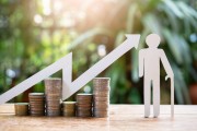 如何知曉基金分類中的A類C類區(qū)別？A類C類在投資選擇上有何不同？