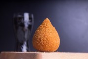 夢(mèng)到吃爆米花，寓意與解讀，夢(mèng)到吃爆米花的寓意與解讀