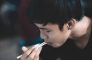 飯錢(qián)游戲免費(fèi)游戲——一窺當(dāng)代年輕人的生活現(xiàn)狀，飯錢(qián)游戲，年輕人的現(xiàn)實(shí)生活反映