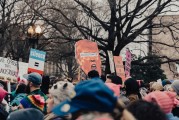 勢均力敵！最新民調(diào)：哈里斯對特朗普的領(lǐng)先優(yōu)勢縮小