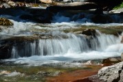 夢(mèng)中的水之流，夢(mèng)中的水之流，追尋心靈的寧靜與深邃。