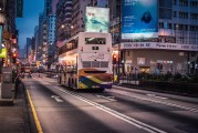 【美股】納指收跌4%創(chuàng)2022年9月以來最大跌幅，特斯拉重挫15%距高點已腰斬