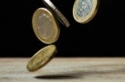 如何分析紙黃金價值與黃金價值的關(guān)系？這種關(guān)系對投資策略有何影響？