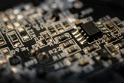 AMD預(yù)計AI芯片出口管制可能產(chǎn)生高達8億美元費用