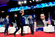 阿根廷總統(tǒng)米萊贈送馬斯克電鋸：對付官僚主義就用它！