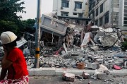 “相當(dāng)于約一千顆原子彈”！強(qiáng)震后的緬甸曼德勒40℃高溫，中國(guó)翡翠商人擠在后備廂緊急逃難