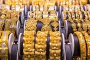 金價回調(diào)，部分品牌金飾價格跟跌！上車還是離場？