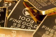 國際金價(jià)上周每盎司回調(diào)近100美元 現(xiàn)在該“買”還是“賣”？金價(jià)波動(dòng)上“熱搜”