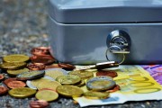 如何選擇合適的黃金白銀交易平臺(tái)？這種選擇對(duì)投資回報(bào)有何影響？