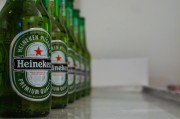 飛天茅臺(tái)散瓶跌破2300還沒(méi)止跌，原箱2365元，茅臺(tái)先穩(wěn)股價(jià)超30億元首次回購(gòu)