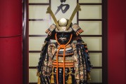 鎧甲勇士，自由戰(zhàn)神是一款由日本萬代南夢宮公司研發(fā)并發(fā)行的動作冒險類手游。在游戲中，玩家將扮演鎧甲勇士，在多元化的關卡中擊敗各種強大的敵人，并收集和培養(yǎng)角色的裝備、技能等元素，提升自己的戰(zhàn)斗力。，鎧甲勇士，自由戰(zhàn)神