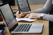 剖析在進(jìn)行數(shù)據(jù)分析時(shí)如何利用 Analytics 網(wǎng)站流量，Analytics 網(wǎng)站流量，數(shù)據(jù)驅(qū)動(dòng)的分析和優(yōu)化策略
