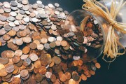 如何在市場波動中理解黃金和白銀的價值變動？這些變動背后的經濟因素有哪些？