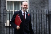 英國(guó)商業(yè)大臣承認(rèn)預(yù)算案或阻企業(yè)招聘 穆迪稱(chēng)增加舉債令財(cái)政前景堪憂