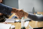 因委托理財合同糾紛，方鵑起訴上海小村資產(chǎn)管理有限公司等