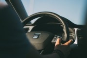 如何安全拆卸邁銳寶車型的手套箱？這種拆卸對車輛內(nèi)部安全有何影響？