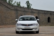 如何評價(jià)榮威款車？該車在性能和配置上表現(xiàn)如何？
