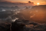 免費(fèi)下載恐龍游戲，你的冒險(xiǎn)旅程從此開始，發(fā)掘失落的王國，海量恐龍游戲等待你下載！