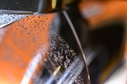 如何去除汽車玻璃油膜？這種清潔方法對(duì)視線清晰度有何影響？