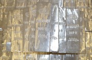 國(guó)際金價(jià)再創(chuàng)新高，水貝市場(chǎng)576元/克價(jià)格逼近前期高點(diǎn)！金條商家稱當(dāng)前價(jià)位“不好把握是該買(mǎi)還是該賣(mài)”