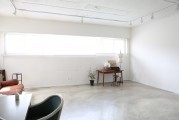 如何進(jìn)行墻紙貼飾以美化居住空間？這種裝飾技巧對家居風(fēng)格有何影響？