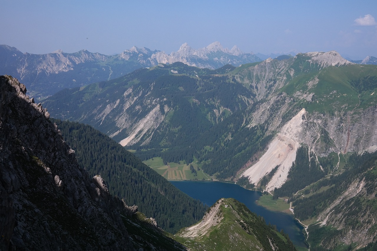夢(mèng)魘之境——山體滑坡的驚懼與思考，山體滑坡的驚懼與思考，夢(mèng)魘之境的挑戰(zhàn)