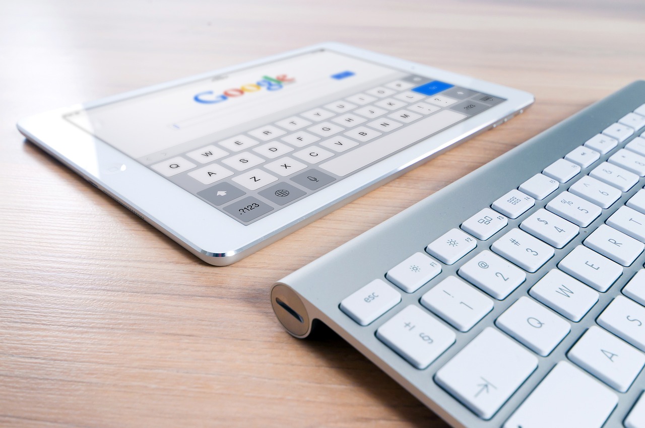 谷歌相似網(wǎng)站插件是一種用于管理Google Search與其它搜索引擎之間關(guān)聯(lián)的工具。它是Google的一種特性，可以讓用戶更容易地找出其他網(wǎng)站的相關(guān)信息，從而提高搜索結(jié)果的質(zhì)量和準確性。