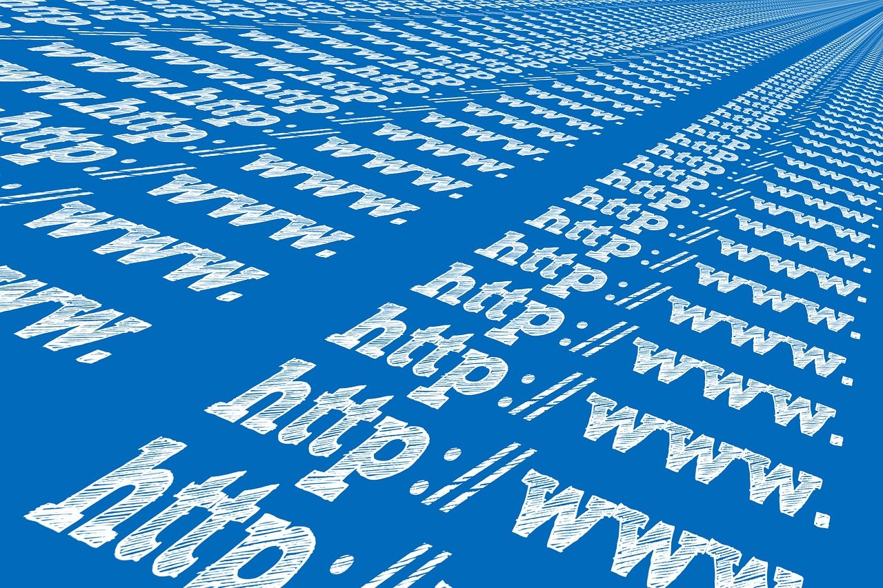 PHP作為一種腳本語言，在Web開發(fā)中占據(jù)了重要地位。它可以用來構(gòu)建動(dòng)態(tài)網(wǎng)頁，并且在許多開源項(xiàng)目中都有廣泛應(yīng)用。然而，對(duì)于許多人來說，學(xué)習(xí)如何使用PHP來搭建自己的網(wǎng)站可能是一個(gè)相對(duì)復(fù)雜的任務(wù)。