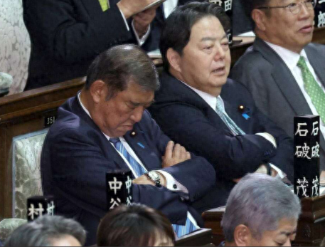 日本政府回應(yīng)石破茂選舉時“打瞌睡”，有網(wǎng)民不買賬：這是在瀆職