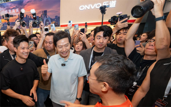 直擊廣州車(chē)展：雷軍的車(chē)“很亮眼”，但余承東的車(chē)“更神秘” | 次世代車(chē)研所