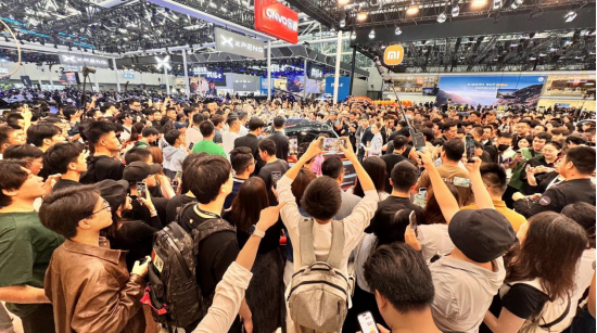 直擊廣州車(chē)展：雷軍的車(chē)“很亮眼”，但余承東的車(chē)“更神秘” | 次世代車(chē)研所