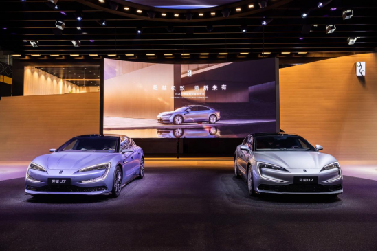 直擊廣州車(chē)展：雷軍的車(chē)“很亮眼”，但余承東的車(chē)“更神秘” | 次世代車(chē)研所