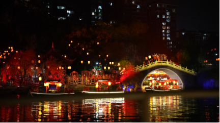 水上苗鄉(xiāng)數(shù)字夜游，光峰科技以崖壁為幕打造光影世界