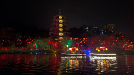 水上苗鄉(xiāng)數(shù)字夜游，光峰科技以崖壁為幕打造光影世界