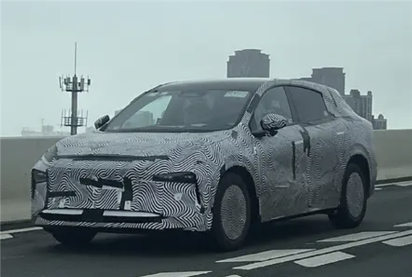P7+同款設(shè)計(jì)風(fēng)格：小鵬全新SUV偽裝實(shí)車(chē)圖曝光