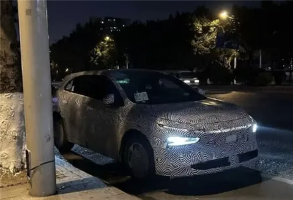 P7+同款設(shè)計(jì)風(fēng)格：小鵬全新SUV偽裝實(shí)車(chē)圖曝光