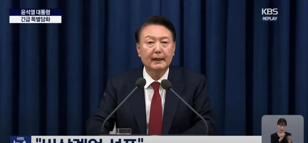 深夜！韓國(guó)亂了！國(guó)會(huì)前出現(xiàn)沖突，戒嚴(yán)司令部發(fā)聲！三星電子、韓元暴跌！