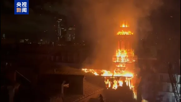法國(guó)巴黎百年古建遭遇火災(zāi) 三十米高鐘樓被燒毀