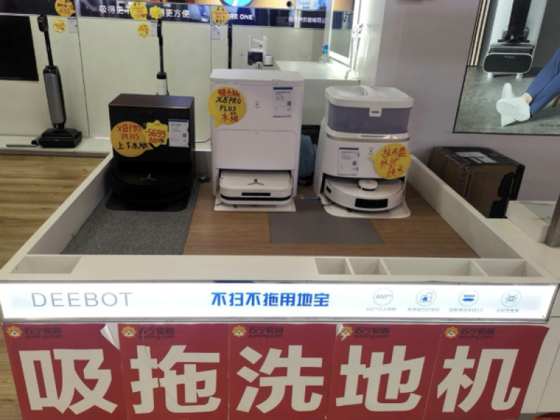 年輕人追捧“電子年貨”！掃地機器人熱銷，科技感與煙火氣交融｜新春走基層