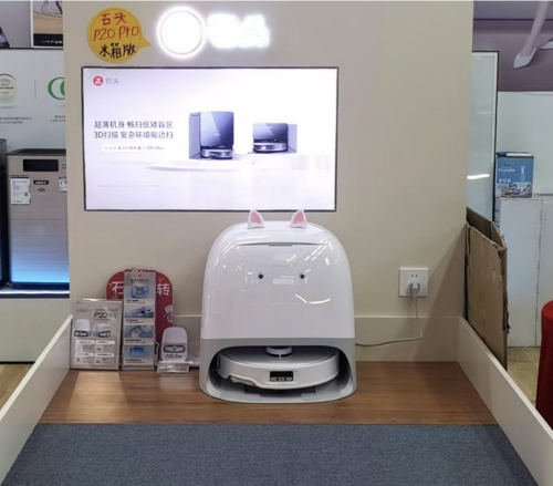 年輕人追捧“電子年貨”！掃地機器人熱銷，科技感與煙火氣交融｜新春走基層