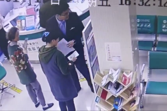 讓農(nóng)行員工不下班也要等的人，究竟是……
