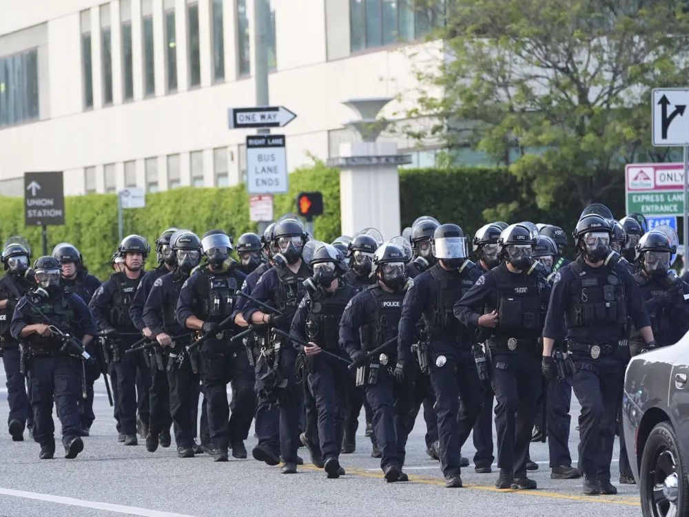 洛杉磯亂了！“美國現(xiàn)役海軍陸戰(zhàn)隊正高度戒備”