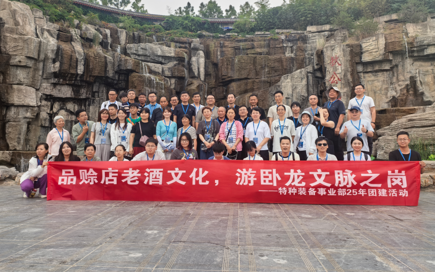 宇通重工特種裝備事業(yè)部一行走進(jìn)賒店酒鄉(xiāng)小鎮(zhèn)