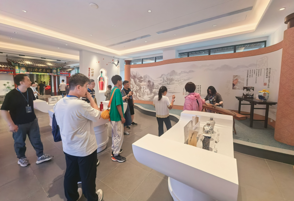 宇通重工特種裝備事業(yè)部一行走進(jìn)賒店酒鄉(xiāng)小鎮(zhèn)