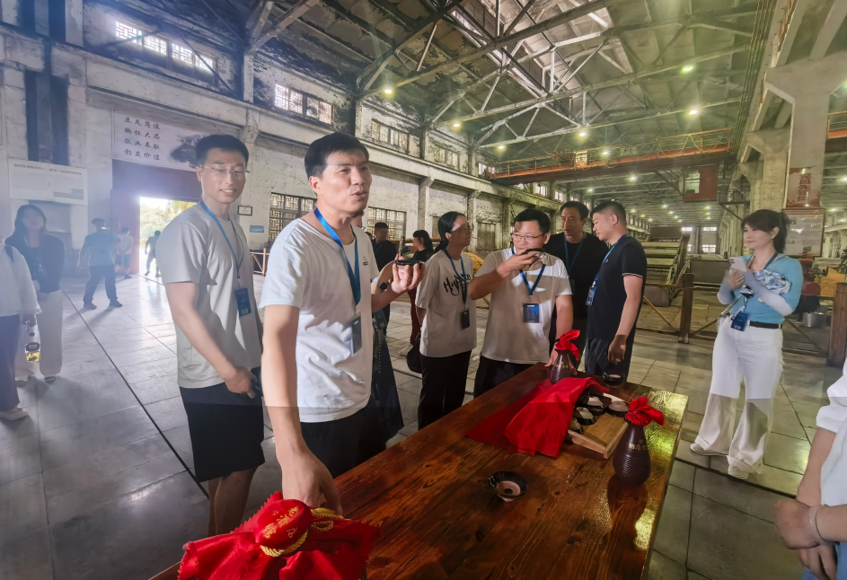 宇通重工特種裝備事業(yè)部一行走進(jìn)賒店酒鄉(xiāng)小鎮(zhèn)