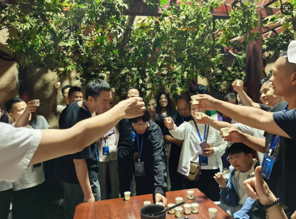 宇通重工特種裝備事業(yè)部一行走進(jìn)賒店酒鄉(xiāng)小鎮(zhèn)