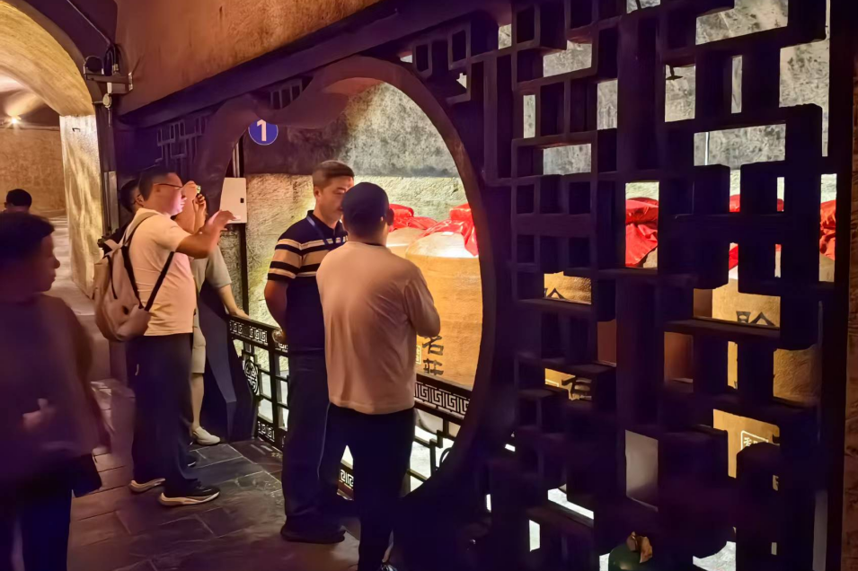 宇通重工特種裝備事業(yè)部一行走進(jìn)賒店酒鄉(xiāng)小鎮(zhèn)