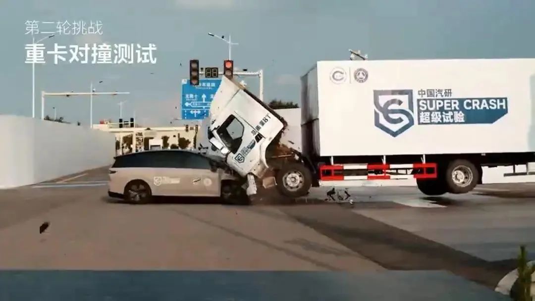 i8“碰撞門”炸鍋！理想主義墜落時(shí)刻？